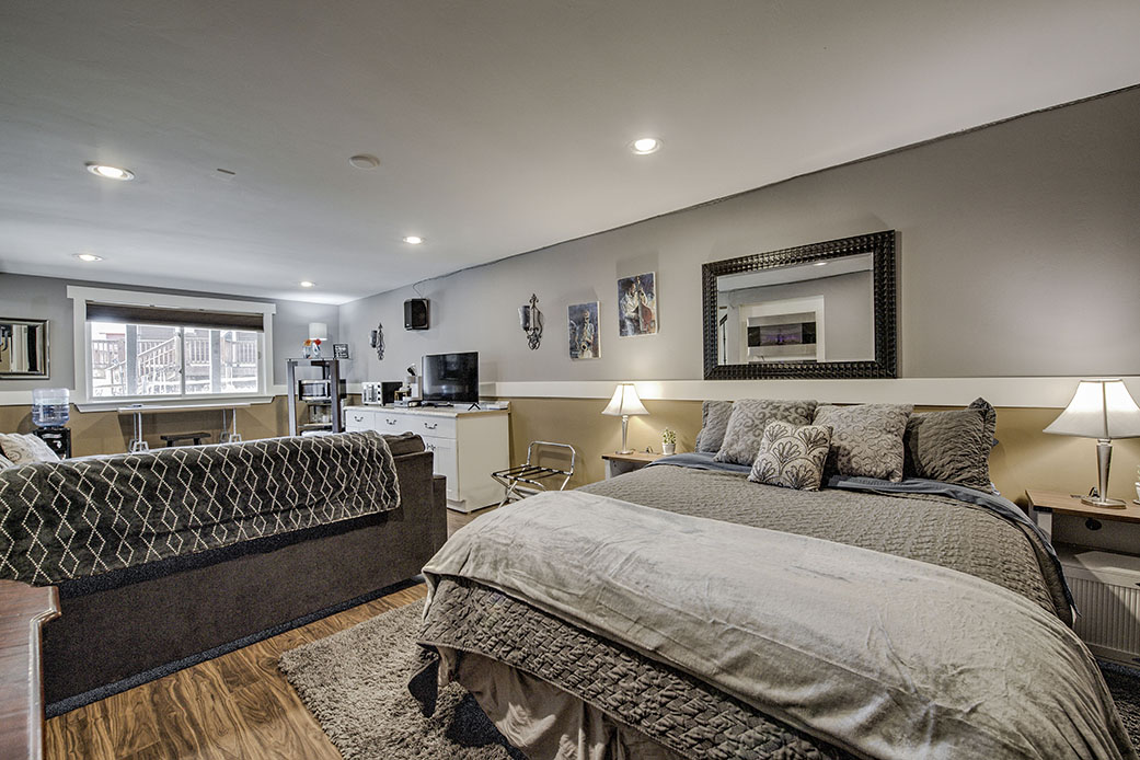 Suite king bed and lounge